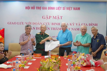 Đoàn cựu binh Hoa Kỳ trao 20 bộ hồ sơ cho các cơ quan chức năng Việt Nam.