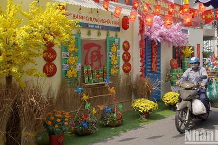 Góc tết nhỏ ở hẻm không chỉ là nơi sinh hoạt cộng đồng mà còn trở thành nơi gắn kết tình làng nghĩa xóm, khi người dân chung tay trang trí, làm đẹp để đón Tết Ất Tỵ