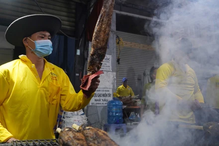 Đông người dân chen chân tại "đường bán cá lóc nướng" ở quận Tân Phú để mua cá cúng trong Ngày vía Thần Tài.