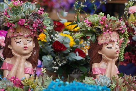 Hoa được các cửa hàng nhập về trưng bày đầy các sạp để phục vụ nhu cầu của người dân. Trong đó, hoa hồng là một trong những loại hoa được các chủ sạp chọn nhập về khá nhiều.