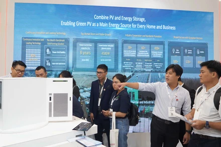 Đông đảo khách tham quan gian hàng Huawei trình diễn các công nghệ SmartPV và hệ thống pin lưu trữ thế hệ mới.