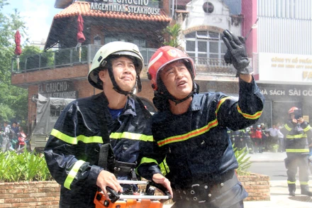 Theo kịch bản diễn tập lúc 09 giờ sáng 26/7, tại khu vực trung tâm thương mại-nhà hàng ăn uống tọa lạc tại vị trí tầng hầm B2 Tháp 2 của tòa nhà Saigon Centre xảy ra sự cố rò rỉ khí gas và gặp nguồn nhiệt gây cháy, nổ hỗn hợp khí gas và làm sụp đổ cấu kiện công trình phụ tại “Cửa hàng A”.