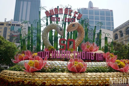 Sau nhiều ngày thi công, cặp đôi linh vật rắn ''Kim Tỵ, Ngân Tỵ'' đã chính thức lộ diện tại cổng chào đường hoa Nguyễn Huệ 2025. Các hạng mục còn lại của đường hoa cũng đang được gấp rút hoàn thiện, chuẩn bị cho lễ khai mạc vào tối 27/1( 28 Tết ).