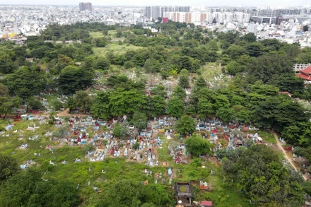 Liên quan đến điều chỉnh quy hoạch, chỉnh trang nghĩa trang Bình Hưng Hòa, Chủ tịch Ủy ban nhân dân Thành phố Phan Văn Mãi vừa có kết luận thống nhất chủ trương điều chỉnh phần diện tích tại nghĩa trang Bình Hưng Hòa thuộc quy hoạch chức năng đất sử dụng hỗn hợp để tăng quỹ đất công trình công cộng (giáo dục, cây xanh...). Theo đó, sẽ hình thành một công viên cây xanh tập trung có quy mô lớn nhằm phục vụ nhu cầu người dân tại khu vực và của thành phố.
