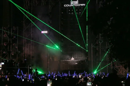 Hàng nghìn người dân đổ về khu vực phố đi bộ Nguyễn Huệ, quận 1 từ chiều tối để xếp hàng vào xem chương trình nhạc hội.