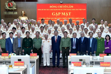 Tổng Bí thư Tô Lâm và các đại biểu tại buổi gặp mặt cán bộ công an chi viện chiến trường miền nam. (Ảnh: ĐĂNG KHOA)