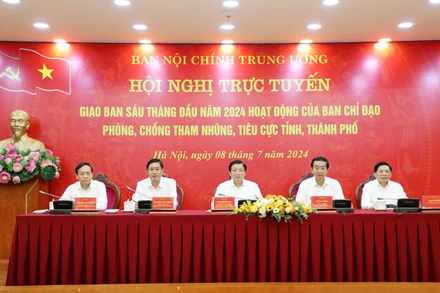 Các đồng chí chủ trì Hội nghị. (Ảnh: HƯNG TẠ)