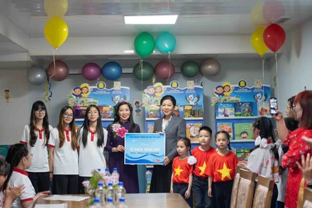 Phu nhân Tổng Bí thư (Tô Lâm) Ngô Phương Ly tặng Tủ sách Tiếng Việt cho lớp học.
