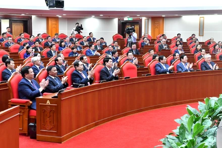 Các đồng chí lãnh đạo Đảng, Nhà nước và các đại biểu tham dự phiên bế mạc Hội nghị. (Ảnh: ĐĂNG KHOA)