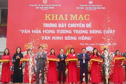 Các đại biểu cắt băng khai mạc trưng bày chuyên đề "Văn hóa Hùng Vương trong dòng chảy văn minh sông Hồng".