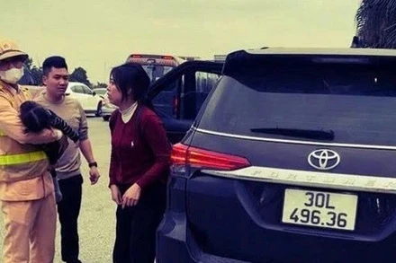 Cảnh sát dùng xe đặc chủng đưa cháu bé bị sốt co giật đi cấp cứu kịp thời