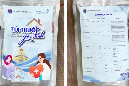 “Túi thuốc gia đình” với những thuốc thiết yếu (không thuộc nhóm phải kê đơn theo quy định) cùng các vật dụng chăm sóc cá nhân, giúp người dân tự chăm sóc sức khỏe trong giai đoạn khó khăn bị cô lập do nước lũ dâng cao.