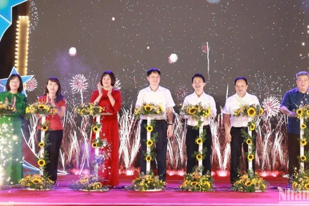 Các đại biểu khai trương website. Ảnh: Hồng Vân