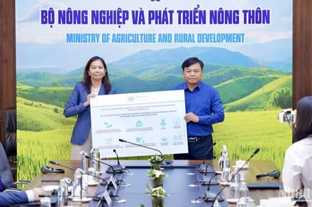 Bà Pauline Tamesis - Điều phối viên thường trú Liên hợp quốc tại Việt Nam - đại diện trao hỗ trợ tới Bộ Nông nghiệp và Phát triển nông thôn.