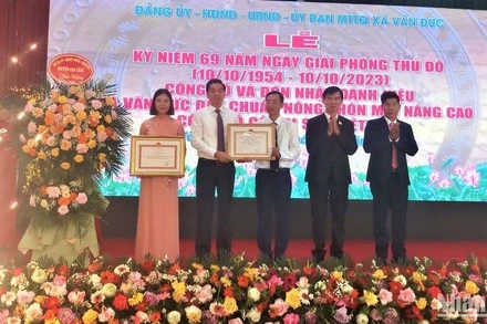 Đồng chí Nguyễn Việt Hà, Thành ủy viên, Bí thư huyện ủy Gia Lâm, Thành phố Hà Nội, trao bằng công nhận Văn Đức đạt chuẩn xã nông thôn mới nâng cao. (Ảnh: VĂN ANH)