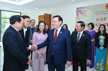 Chủ tịch Quốc hội Vương Đình Huệ với cán bộ Viện Nghiên cứu lập pháp.