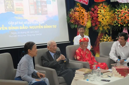 Nhà nghiên cứu lịch sử Nguyễn Đình Đầu (người thứ hai từ trái qua) trả lời câu hỏi của khán giả tại buổi gặp gỡ. 