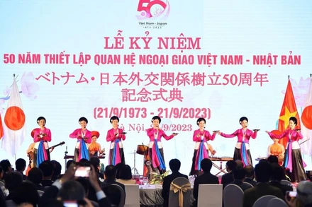 Tiết mục văn nghệ chào mừng Lễ Kỷ niệm 50 năm thiết lập quan hệ ngoại giao Việt Nam-Nhật Bản. (Ảnh: Thủy Nguyên)
