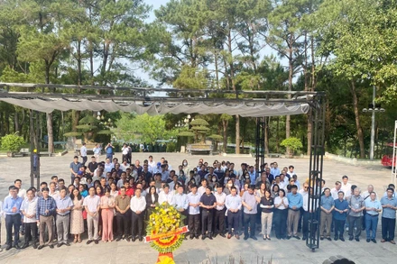 Đoàn đại biểu Hội thảo Báo Đảng thực hiện nghi thức phút mặc niệm trước anh linh các Anh hùng, liệt sĩ.