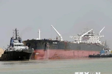 Vụ va chạm giữa hai tàu đã gây gián đoạn giao thông trên kênh Suez. (Nguồn: AP)