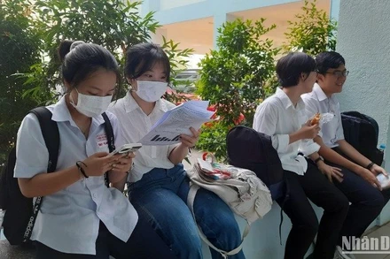 Thí sinh tranh thủ ôn bài trước khi vào phòng thi.