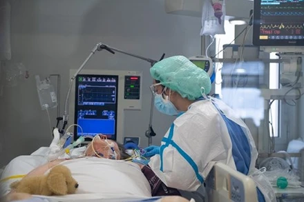 Điều trị cho bệnh nhân nhiễm Covid-19, lao phổi tại bệnh viện ở Barcelona, Tây Ban Nha. (Ảnh: AFP/TTXVN)