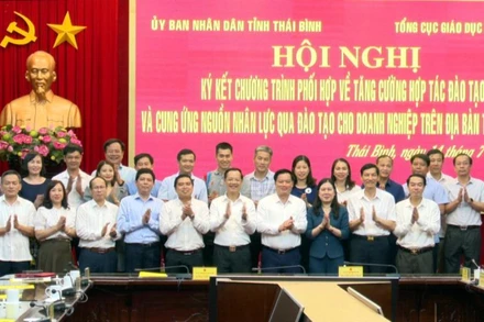 Quang cảnh buổi ký kết hợp tác đào tạo nguồn nhân lực cho doanh nghiệp tỉnh Thái Bình .