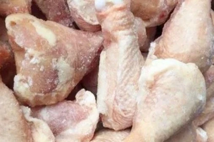 Thuế suất thuế nhập khẩu mặt hàng đùi gà đông lạnh giảm từ 20% xuống 15% từ ngày 31/3. (Ảnh minh họa)