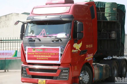 Các cán bộ kỹ thuật về nông nghiệp và 5,2 tấn ngô giống, 390 tấn phân bón NPK Đầu Trâu, với tổng trị giá 3 tỷ đồng và đã xuất phát từ Ninh Bình đến các tỉnh Yên Bái, Lào Cai ngày 4/10.