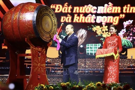 Chủ tịch nước Nguyễn Xuân Phúc đánh trống khai Xuân. (Ảnh: TTXVN)