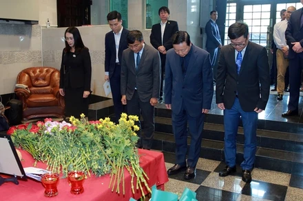 Phó Thủ tướng Trần Hồng Hà dành phút tưởng niệm các nạn nhân trong vụ tấn công khủng bố xảy ra tại Trung tâm thương mại Crocus City Hall, tỉnh Moscow, Liên bang Nga.