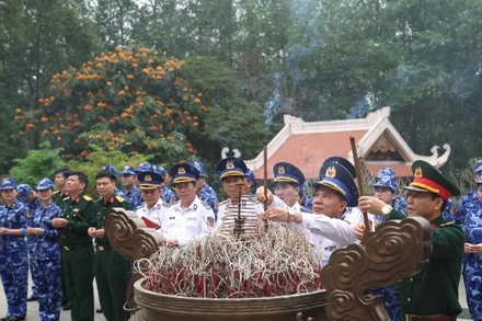Đoàn cán bộ Cảnh sát biển Việt Nam dâng hương tưởng niệm Chủ tịch Hồ Chí Minh tại Khu di tích K9.