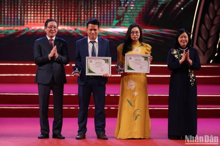 Nhóm tác giả Trần Văn Quang, Nguyễn Thị Quỳnh, phóng viên Báo Nông thôn ngày nay/điện tử Dân Việt nhận giải Nhất Giải báo chí toàn quốc về nông nghiệp, nông dân, nông thôn Việt Nam năm 2023.