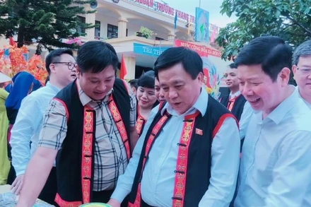 Đồng chí Nguyễn Xuân Thắng tham quan các sản phẩm OCOP của xã Đồn Đạc.