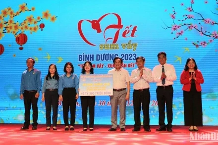 Lãnh đạo tỉnh Bình Dương trao bảng hỗ trợ 46,5 tỷ đồng cho Liên đoàn Lao động tỉnh để trao tặng 46.500 suất quà cho công nhân lao động đặc biệt khó khăn.