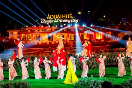 “Áo dài Huế - Chuyện kể từ dòng sông” là chương trình chuyện kể về sông Hương trên nền các bộ thiết kế áo dài Huế.