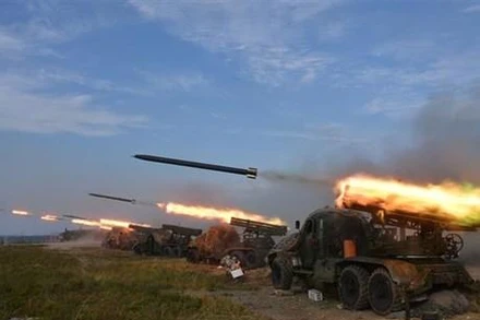 Một cuộc tập trận bắn đạn thật của các đơn vị Quân đội Nhân dân Triều Tiên (ảnh do Hãng thông tấn Trung ương Triều Tiên công bố ngày 10/10/2022). (Ảnh: Yonhap/TTXVN).