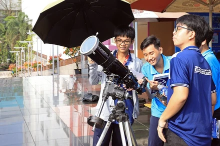 Các bạn trẻ say sưa trải nghiệm hoạt động nghiên cứu thiên văn học tại Ngày hội.