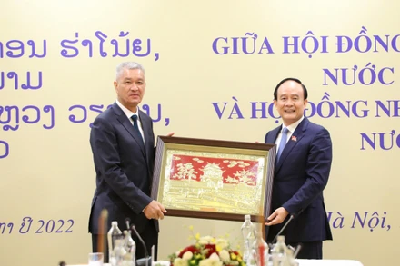 Chủ tịch Hội đồng nhân dân TP Hà Nội trao quà lưu niệm tặng Chủ tịch Hội đồng nhân dân Thủ đô Vientiane.