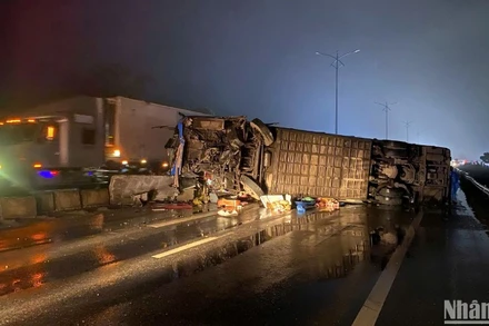 Hiện trường vụ tai nạn lật xe khách.