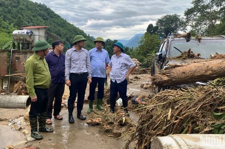 Chủ tịch Ủy ban nhân dân tỉnh Lào Cai Trịnh Xuân Trường kiểm tra hiện trường vụ lũ ống ở xã Liên Minh, thị xã Sa Pa. (Ảnh: QUỐC HỒNG)