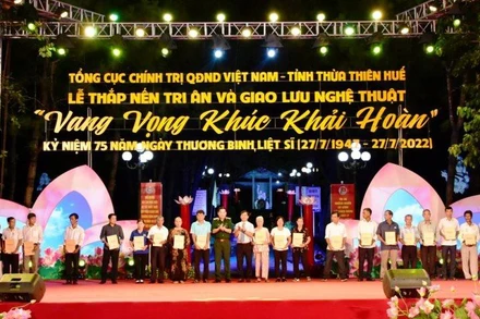Tặng quà cho gia đình chính sách, học sinh vượt khó, học giỏi tiêu biểu và trao tặng “Ngôi nhà 100 đồng” tại chương trình “Vang vọng khúc khải hoàn”.