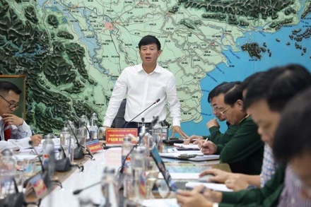 Hội nghị thông tin, chỉ đạo ứng phó với áp thấp nhiệt đới và mưa lũ miền trung sáng 18/10.