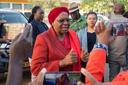 Bà Netumbo Nandi-Ndaitwah (giữa) phát biểu với báo giới bên ngoài điểm bầu cử ở Windhoek, Namibia ngày 27/11/2024. (Ảnh: THX/TTXVN)