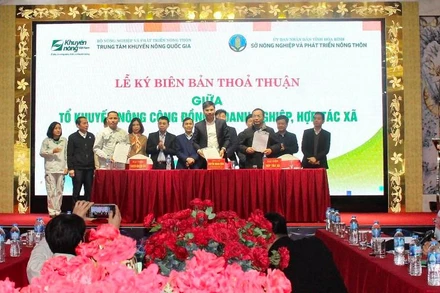 Các đơn vị ký biên bản thỏa thuận phát triển vùng nguyên liệu cây ăn quả vùng núi phía bắc.