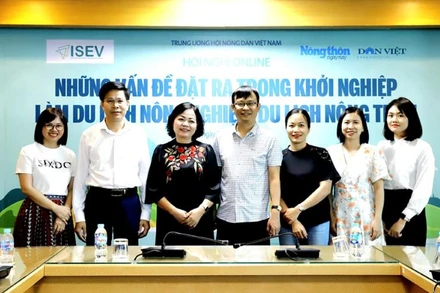 Các đại biểu tham gia Hội nghị trực tuyến với chủ đề “Những vấn đề đặt ra trong khởi nghiệp làm du lịch nông nghiệp, du lịch nông thôn” tại điểm cầu Hà Nội.