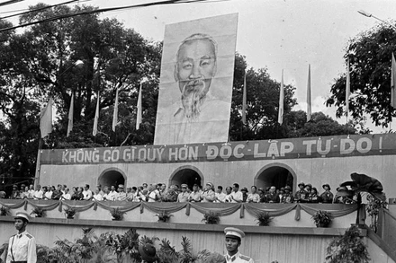 Sáng 15/5/1975, hàng triệu nhân dân Sài Gòn-Gia Định đổ về quảng trường trước trụ sở Ủy ban quân quản thành phố để dự Lễ mừng chiến thắng. (Ảnh: TTXVN)