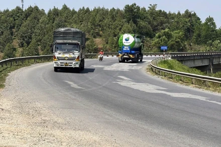 Quốc lộ 20, đoạn qua địa bàn xã Hà Lâm, huyện Đạ Huoai, Lâm Đồng, mặt đường bị bong tróc.