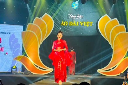 Màn trình diễn áo dài tại chương trình. 