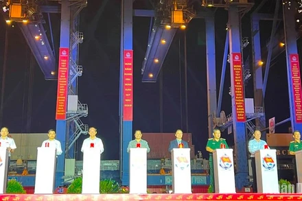 Thủ tướng Phạm Minh Chính và các đại biểu nhấn nút phát lệnh làm hàng đầu năm tại cảng Tân Cảng - Cát Lái .